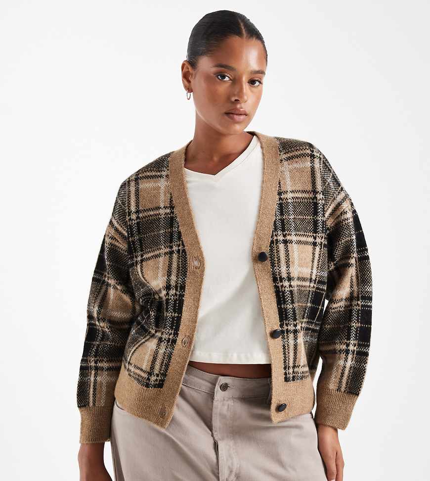 New Look Curve - Karierte Strickjacke in Braun mit Knopfleiste-Brown von New Look Plus