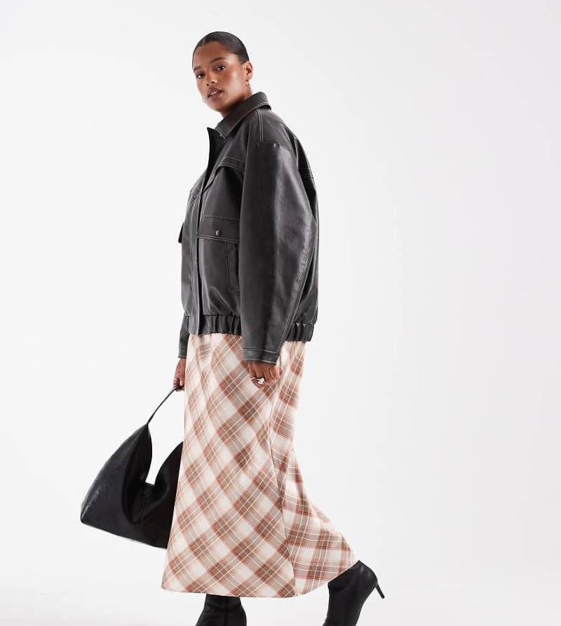 New Look Curve - Karierter Midirock aus Satin in Rosa mit Schrägschnitt-Brown von New Look Plus