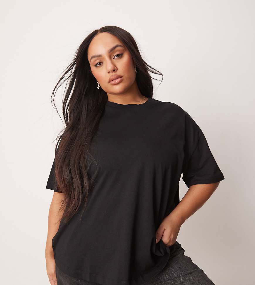 New Look Curve - Kastig geschnittenes T-Shirt in Schwarz von New Look Plus