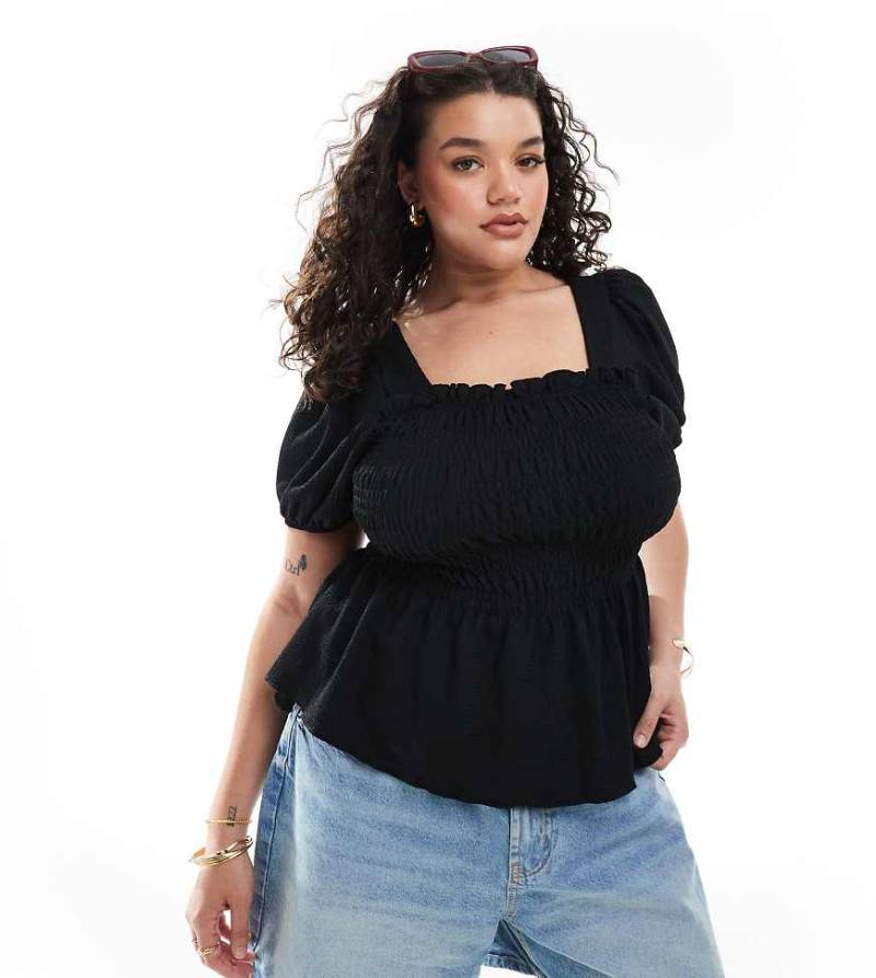 New Look Curve - Kurzärmliges gesmoktes Oberteil in Schwarz von New Look Plus