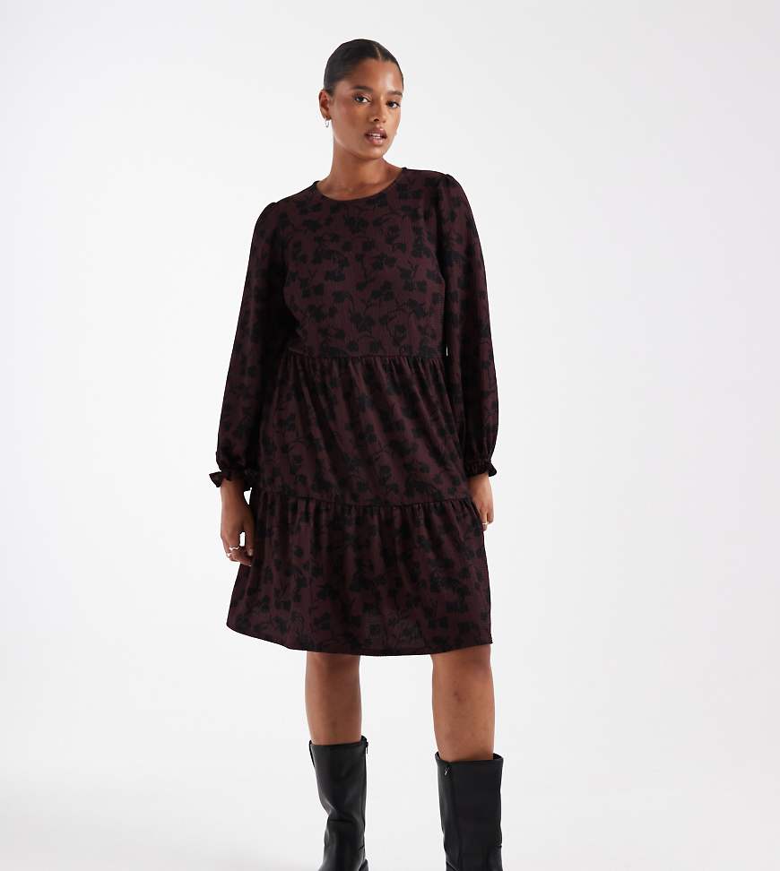 New Look Curve - Kurzes Hängerkleid in Lila mit Blumenmuster und Knitterstruktur von New Look Plus