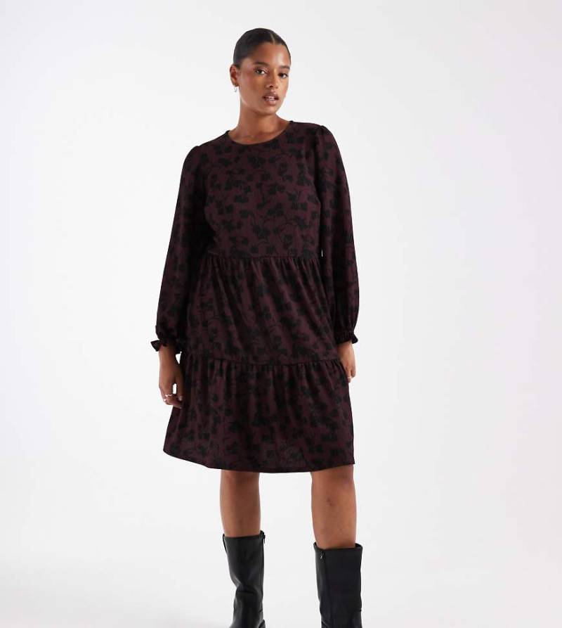 New Look Curve - Kurzes Hängerkleid in Lila mit Blumenmuster und Knitterstruktur von New Look Plus