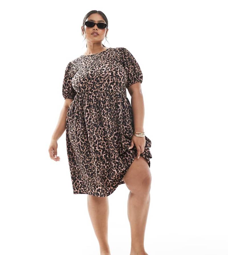 New Look Curve - Mini-Hängerkleid mit Leopardenmuster und Knitterstruktur-Braun von New Look Plus