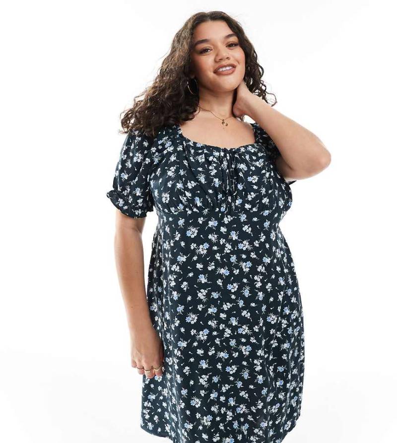 New Look Curve - Minikleid in Blau mit Milchmädchen-Ausschnitt und Blumen-Vichy-Karomuster von New Look Plus