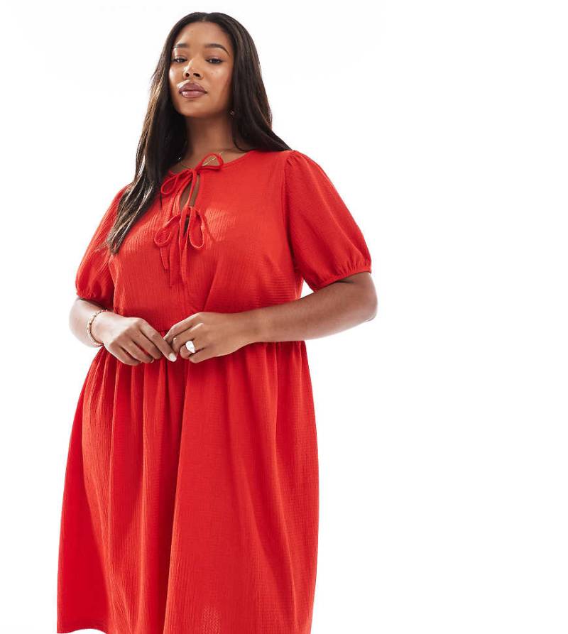 New Look Curve - Minikleid in Rot mit Knitterstruktur und gebundener Vorderseite von New Look Plus