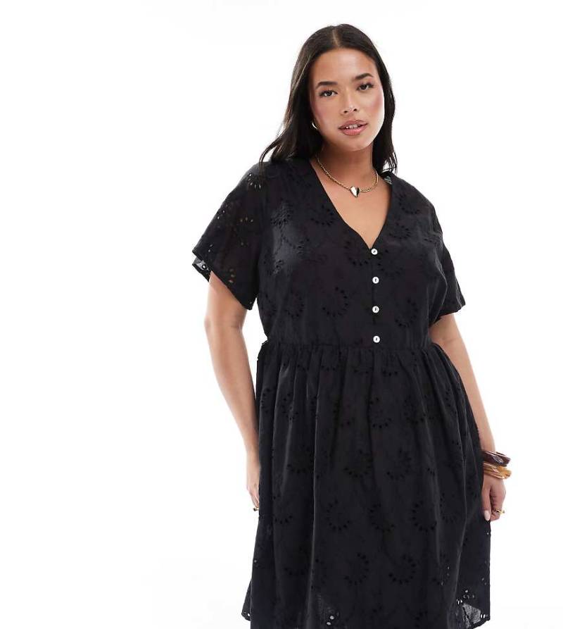 New Look Curve - Minikleid in Schwarz mit Lochstickerei von New Look Plus