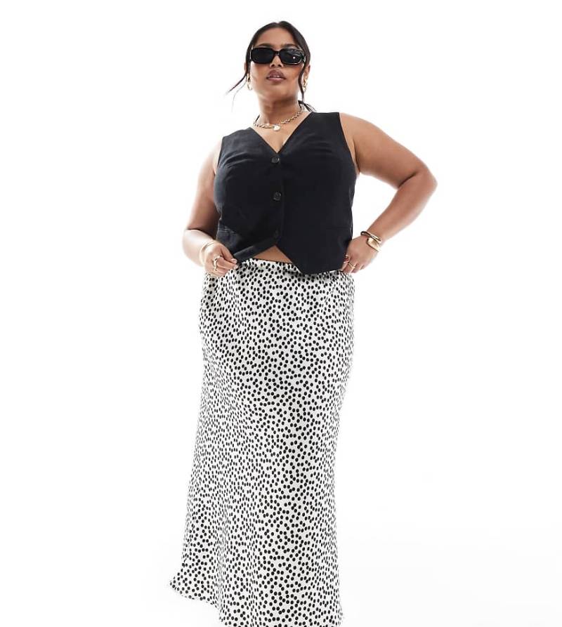 New Look Curve - Satin-Midirock in Creme mit Punkten und Schrägschnitt-Weiß von New Look Plus