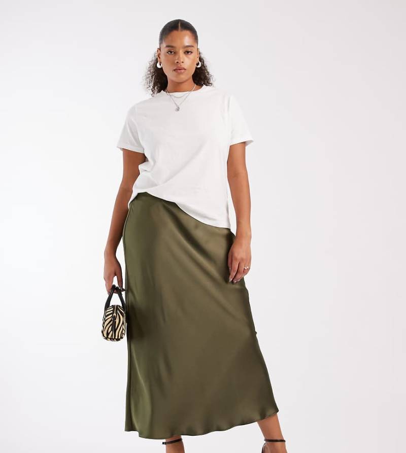 New Look Curve - Satin-Midirock in Khaki mit Schrägschnitt-Grün von New Look Plus