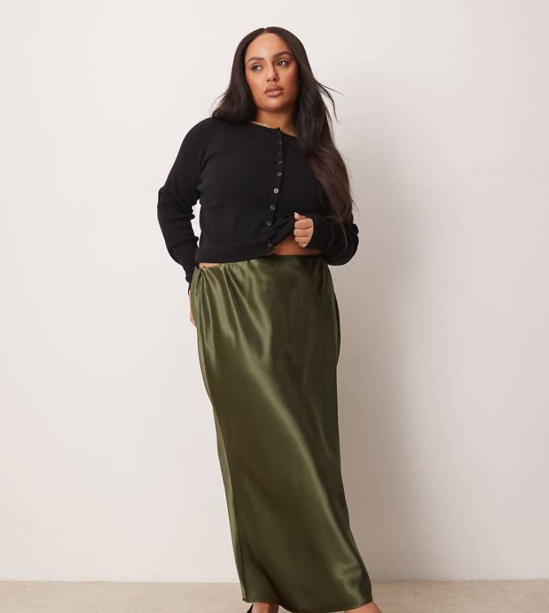 New Look Curve - Satin-Midirock in Khaki mit Schrägschnitt-Grün von New Look Plus