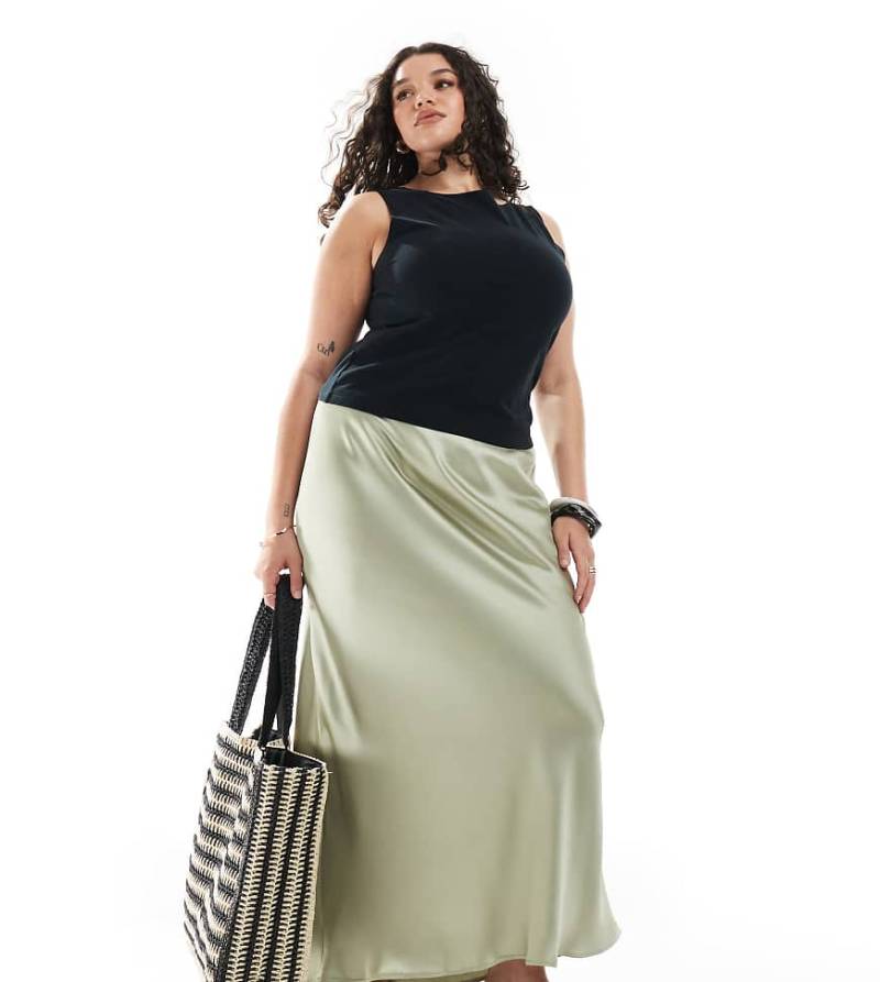 New Look Curve - Satin-Midirock in Salbeigrün mit Schrägschnitt von New Look Plus