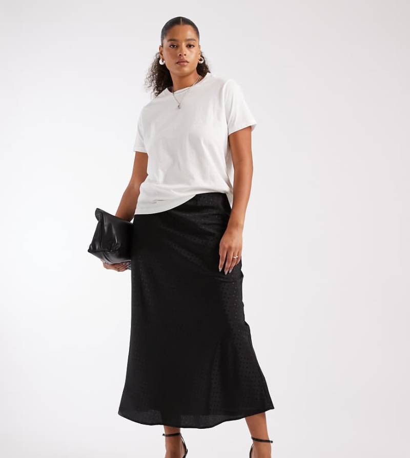 New Look Curve - Satin-Midirock in Schwarz mit Schrägschnitt und Punktemuster von New Look Plus