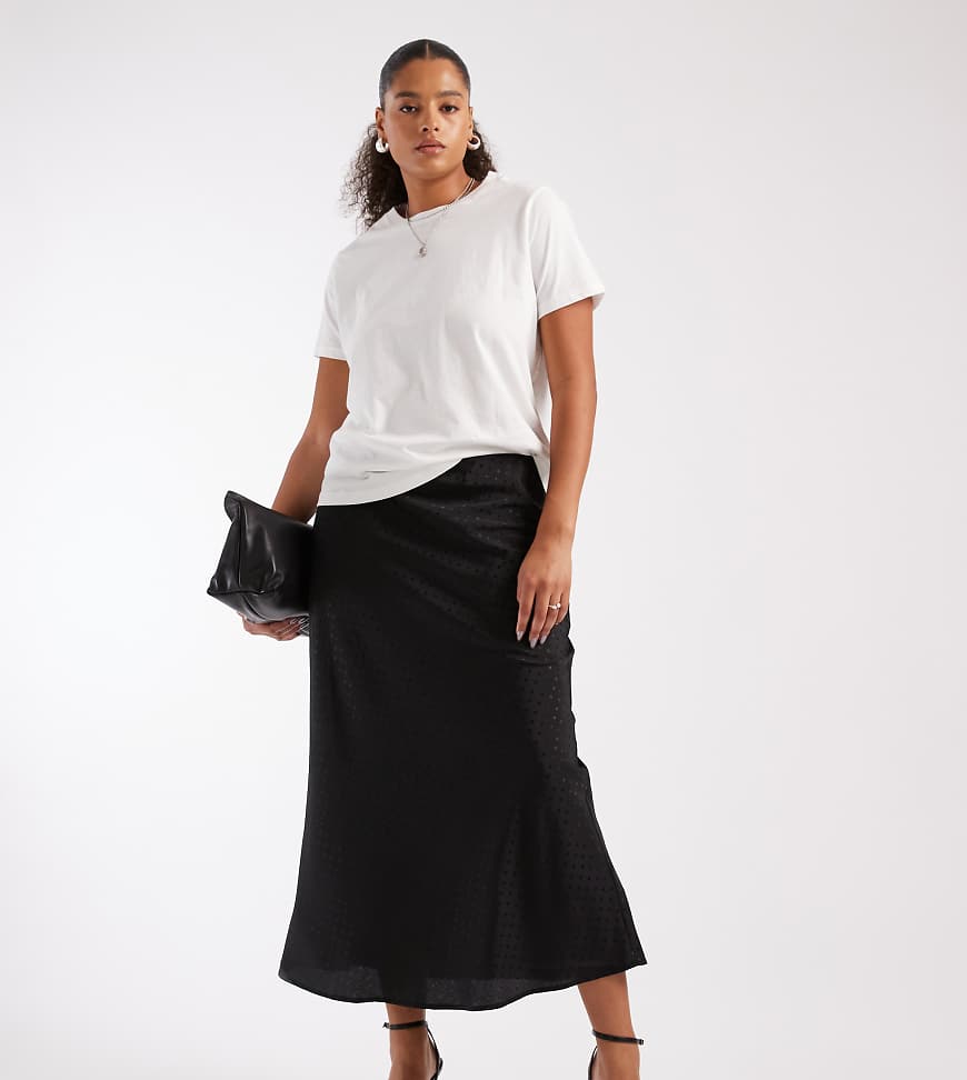 New Look Curve - Satin-Midirock in Schwarz mit Schrägschnitt und Punktemuster von New Look Plus