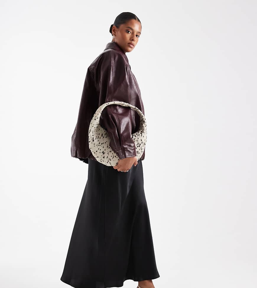 New Look Curve - Satin-Midirock in Schwarz mit Schrägschnitt von New Look Plus