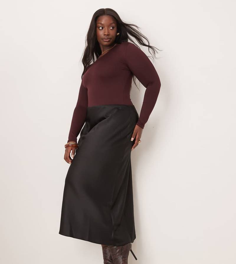 New Look Curve - Satin-Midirock in Schwarz mit Schrägschnitt von New Look Plus