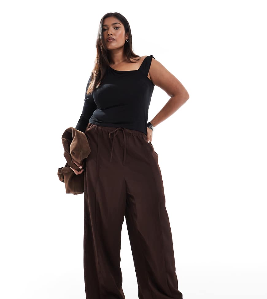 New Look Curve - Satinhose in Dunkelbraun mit weitem Bein-Brown von New Look Plus