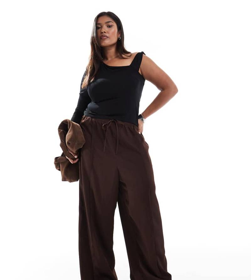 New Look Curve - Satinhose in Dunkelbraun mit weitem Bein-Brown von New Look Plus