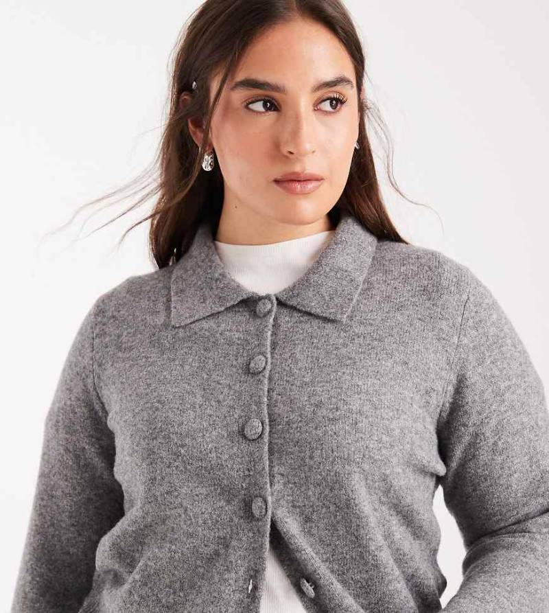 New Look Curve - Strickjacke in Mittelgrau mit Kragen von New Look Plus