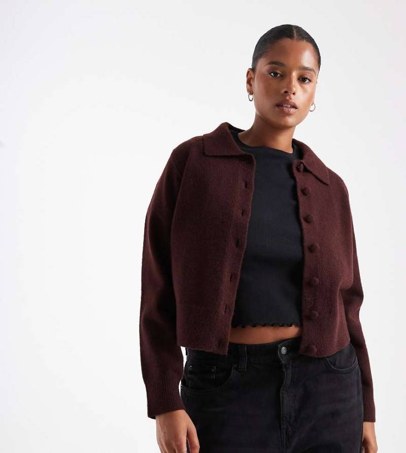 New Look Curve - Strickjacke in dunklem Burgunderrot mit Kragen New Look Curve - Strickjacke in dunklem Burgunderrot mit Kragen von New Look Plus