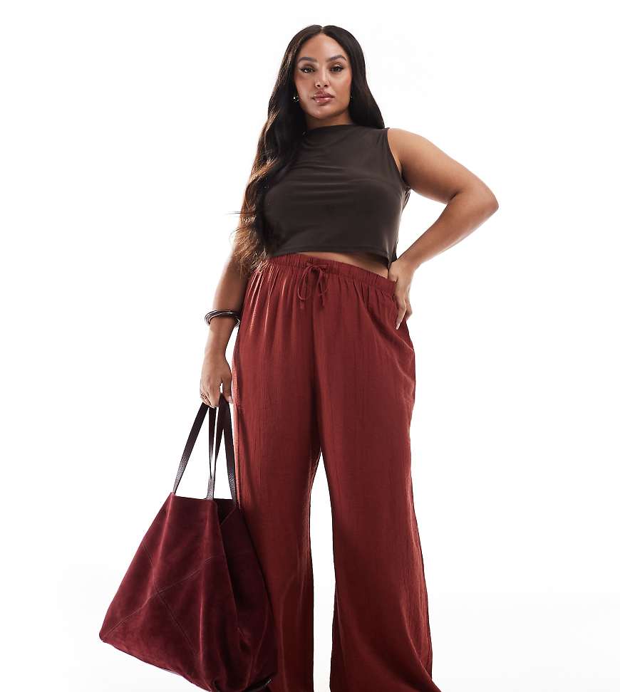 New Look Curve - Weit geschnittene Hose in Rostrot mit Knitterstruktur-Braun von New Look Plus