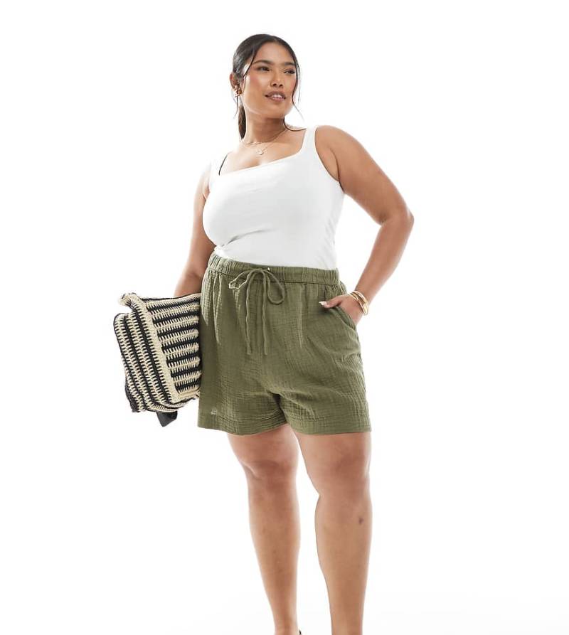 New Look Curve - Zweilagige Shorts in Khaki-Grün von New Look Plus