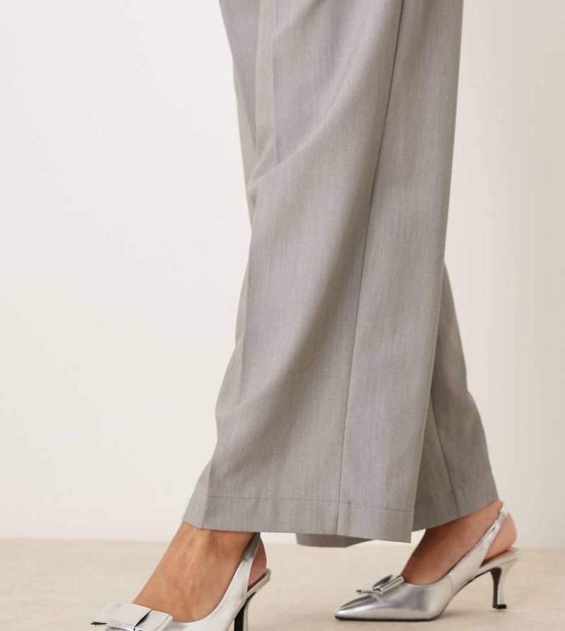 New Look Wide Fit - Absatzschuhe in Silber mit Fersenriemen und Schleifendetail, in weiter Passform von New Look Wide Fit