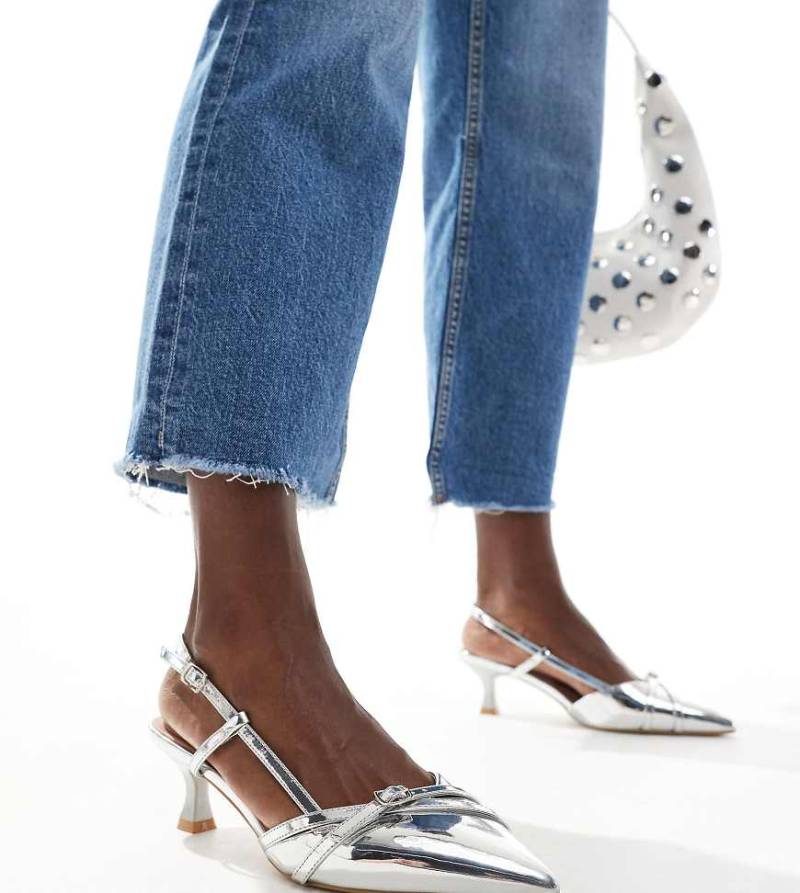 New Look Wide Fit - Absatzschuhe in Silber mit Schnallendetail und weiter Passform von New Look Wide Fit