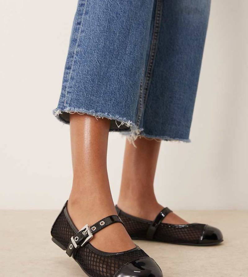 New Look Wide Fit - Flache Ballerinas aus Netzstoff in Schwarz mit Schnalle von New Look Wide Fit