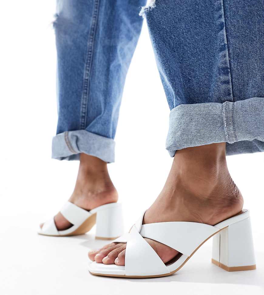 New Look Wide Fit - Mules in Weiß mit verdrehtem Riemen und Absatz, weite Passform New Look Wide Fit - Mules in Weiß mit verdrehtem Riemen und Absatz, weite Passform von New Look Wide Fit