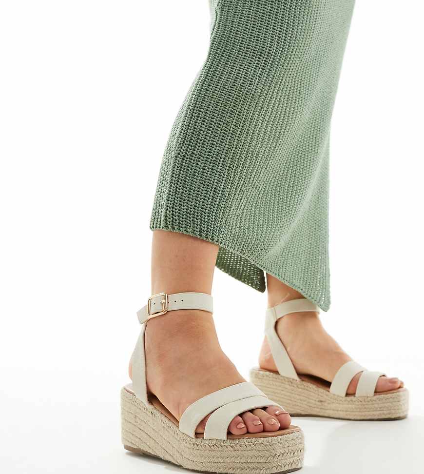 New Look Wide Fit - Sandalen in gebrochenem Weiß mit flacher Plateausohle, weite Passform von New Look Wide Fit