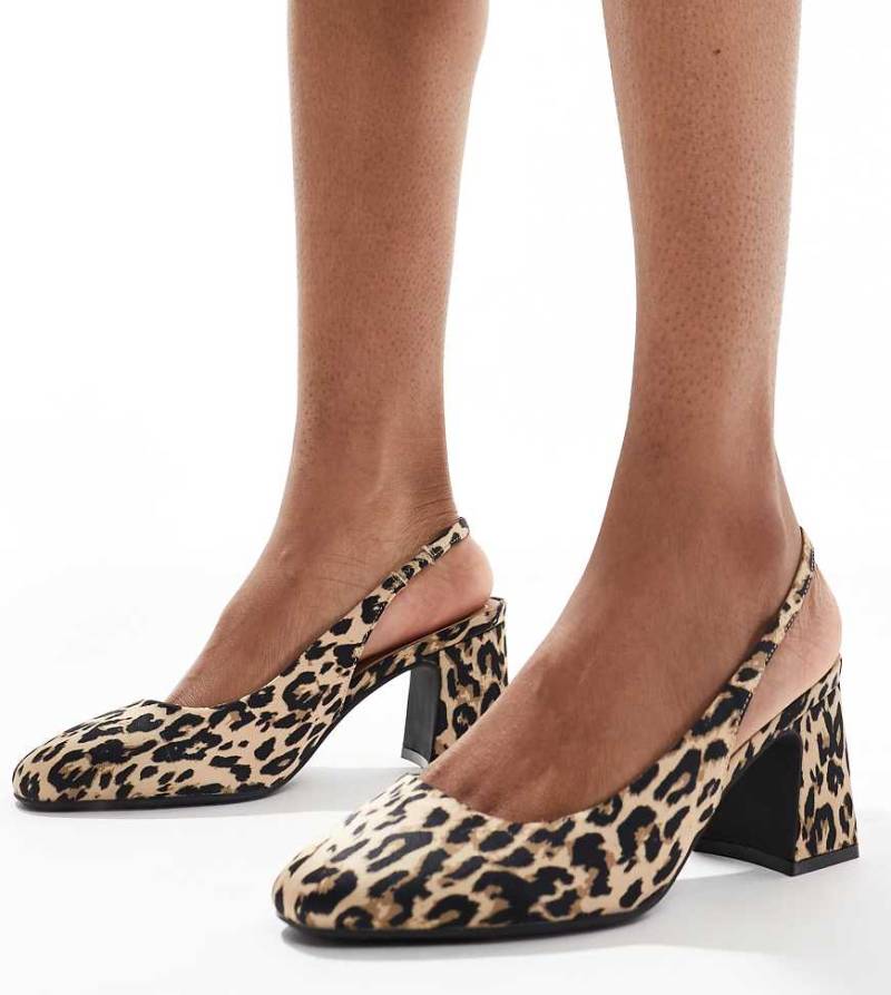 New Look Wide Fit - Satin-Schuhe mit Leopardenmuster, Fersenriemchen und Blockabsatz-Neutral von New Look Wide Fit