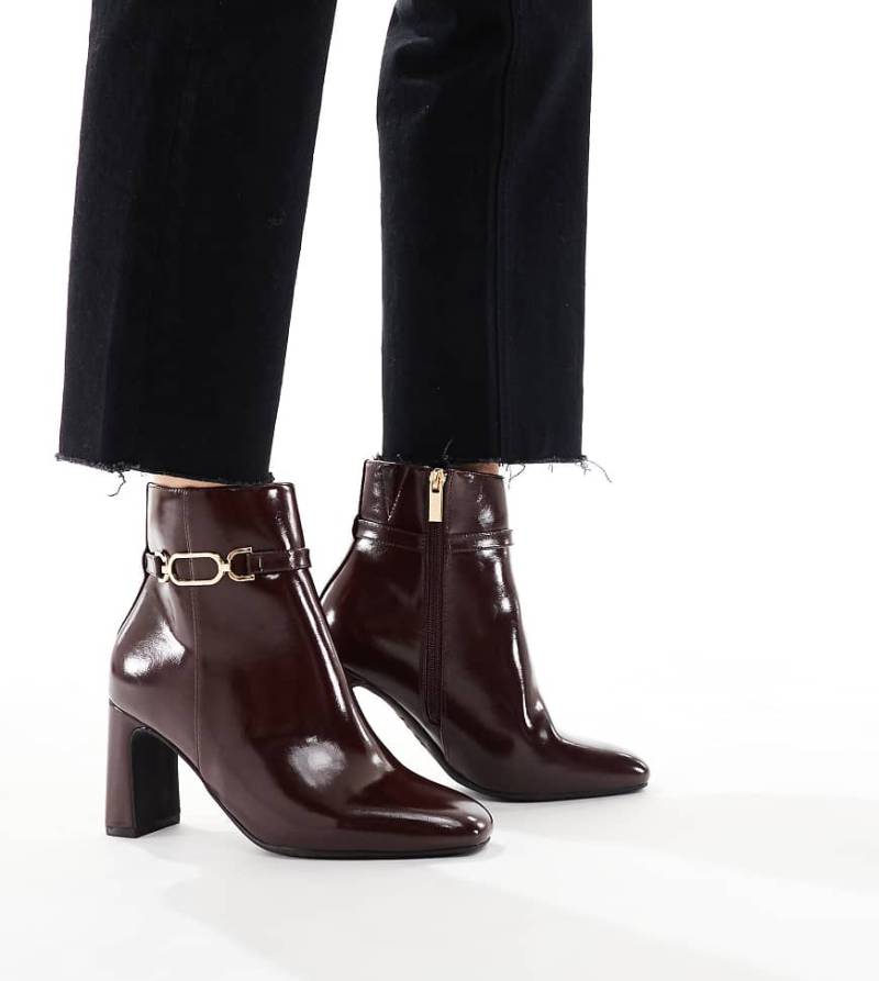 New Look Wide Fit - Stiefel in Burgunderrot mit Schnalle und Absatz, weite Passform von New Look Wide Fit
