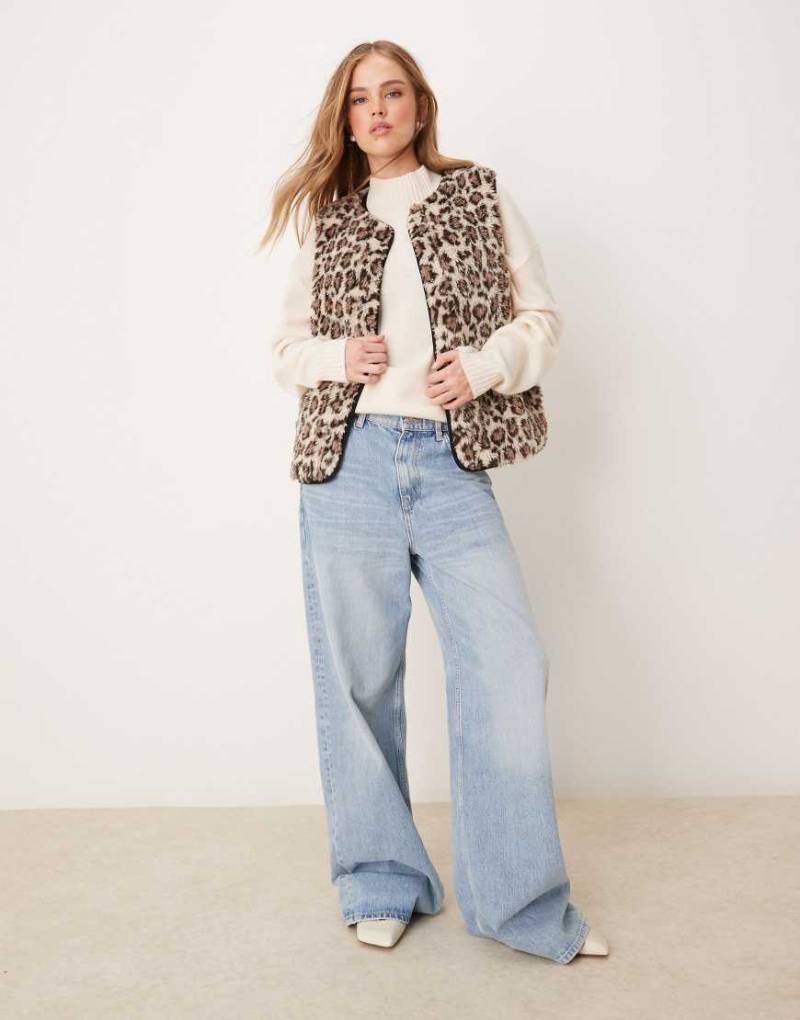 New Look - Ärmellose Teddyfell-Jacke mit Tierfellmuster-Braun von New Look