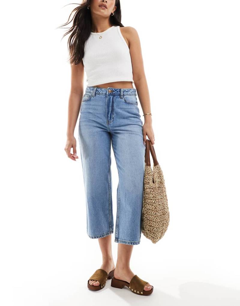 New Look - Adalae - Cropped-Jeans in Blau mit weitem Bein von New Look