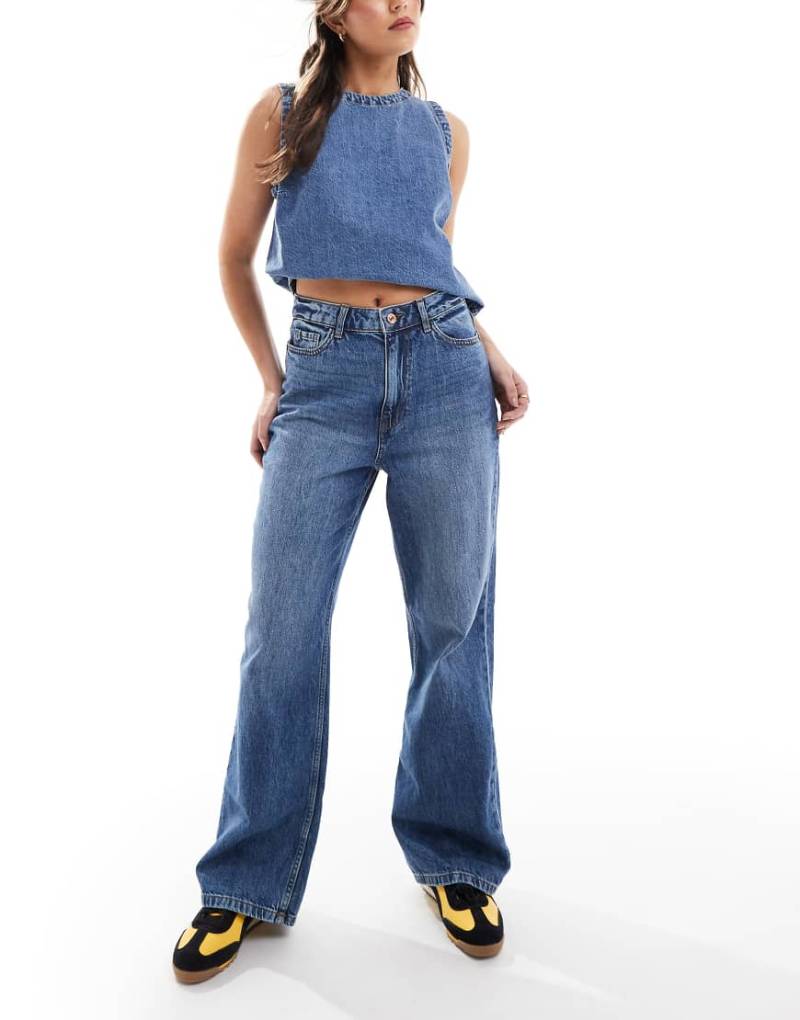 New Look - Adalae - Jeans in Mittelblau mit weitem Bein von New Look