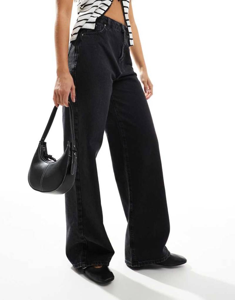 New Look - Adalae - Jeans in Schwarz mit weitem Schnitt von New Look