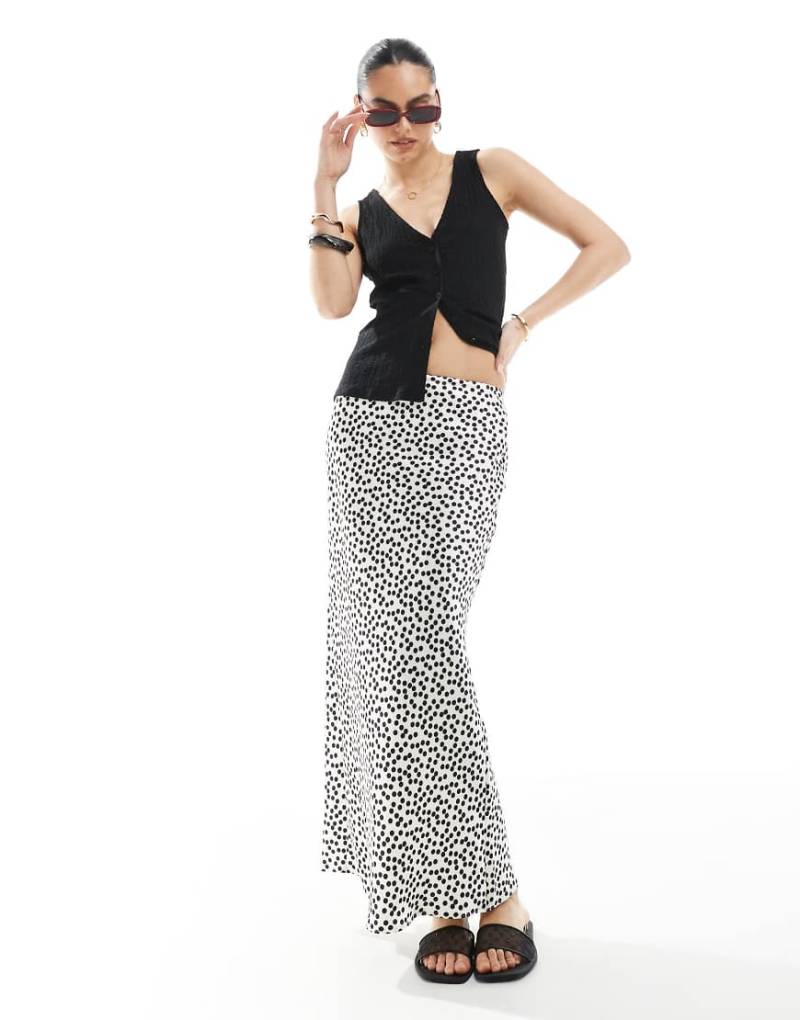 New Look - Asymmetrisch geschnittener Midirock aus weißem Satin von New Look