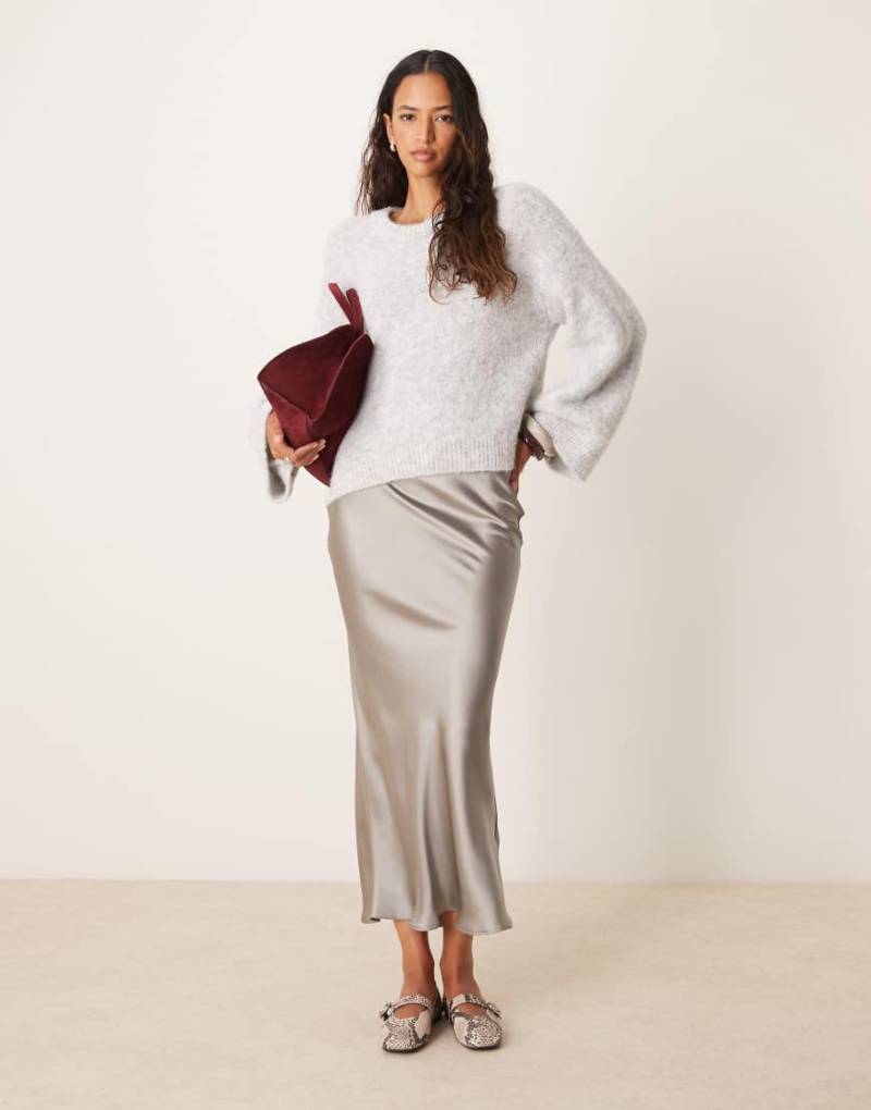New Look - Asymmetrisch geschnittener Satin-Midirock in Grau von New Look