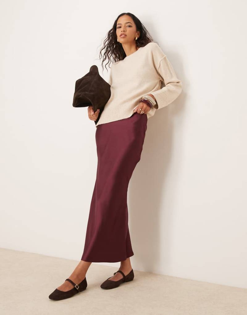 New Look - Asymmetrischer Satin-Midirock in Burgunderrot von New Look