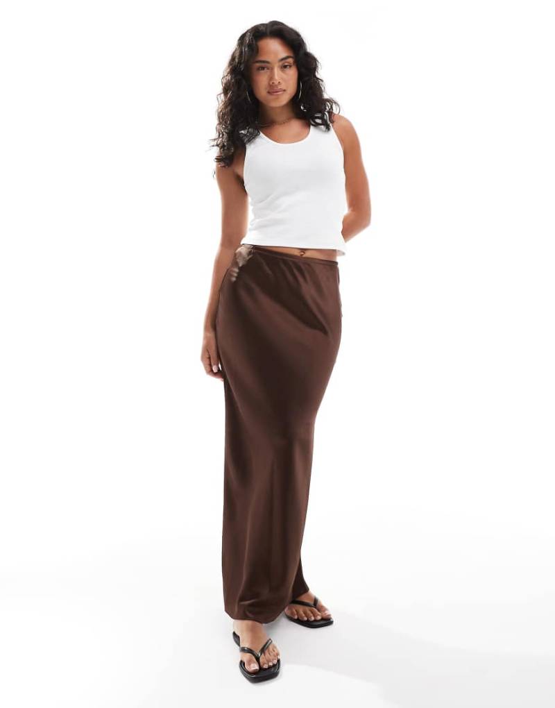 New Look - Asymmetrischer Satin-Midirock in Dunkelbraun von New Look