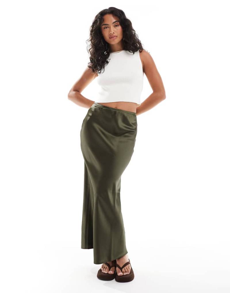New Look - Asymmetrischer Satin-Midirock in Khaki-Grün von New Look
