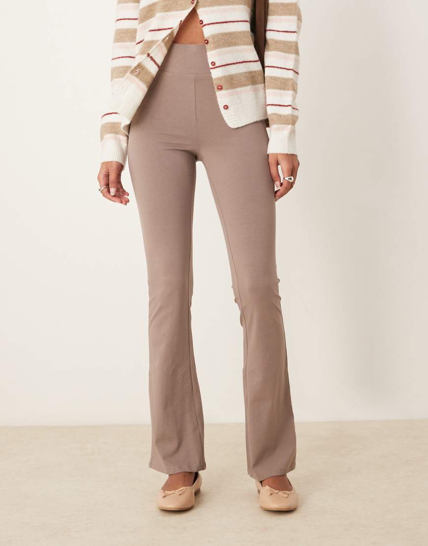 New Look - Ausgestellte Leggings in Nerzbraun-Neutral New Look - Ausgestellte Leggings in Nerzbraun-Neutral von New Look