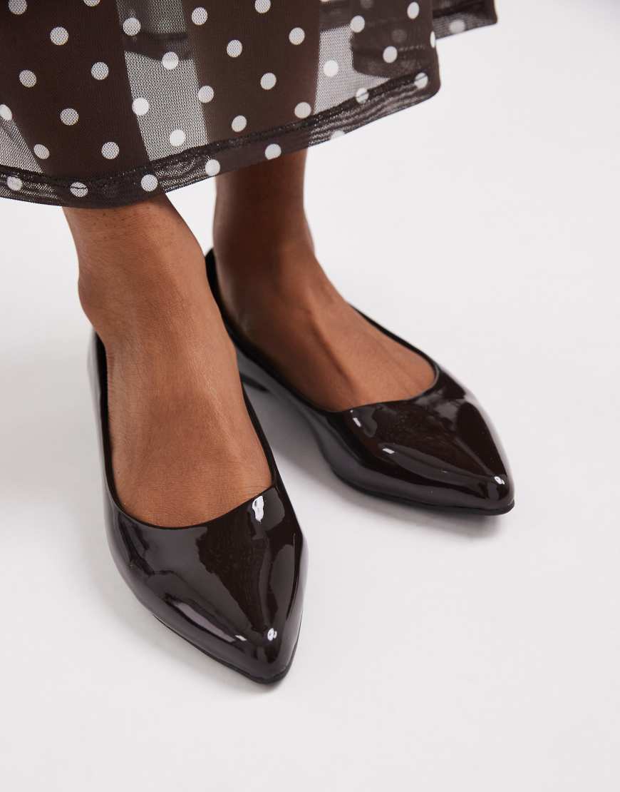 New Look - Ballerinas aus Kunstleder in brauner Lackoptik mit spitzer Zehenpartie-Brown von New Look