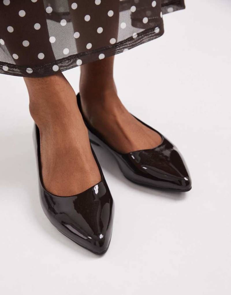 New Look - Ballerinas aus Kunstleder in brauner Lackoptik mit spitzer Zehenpartie-Brown von New Look