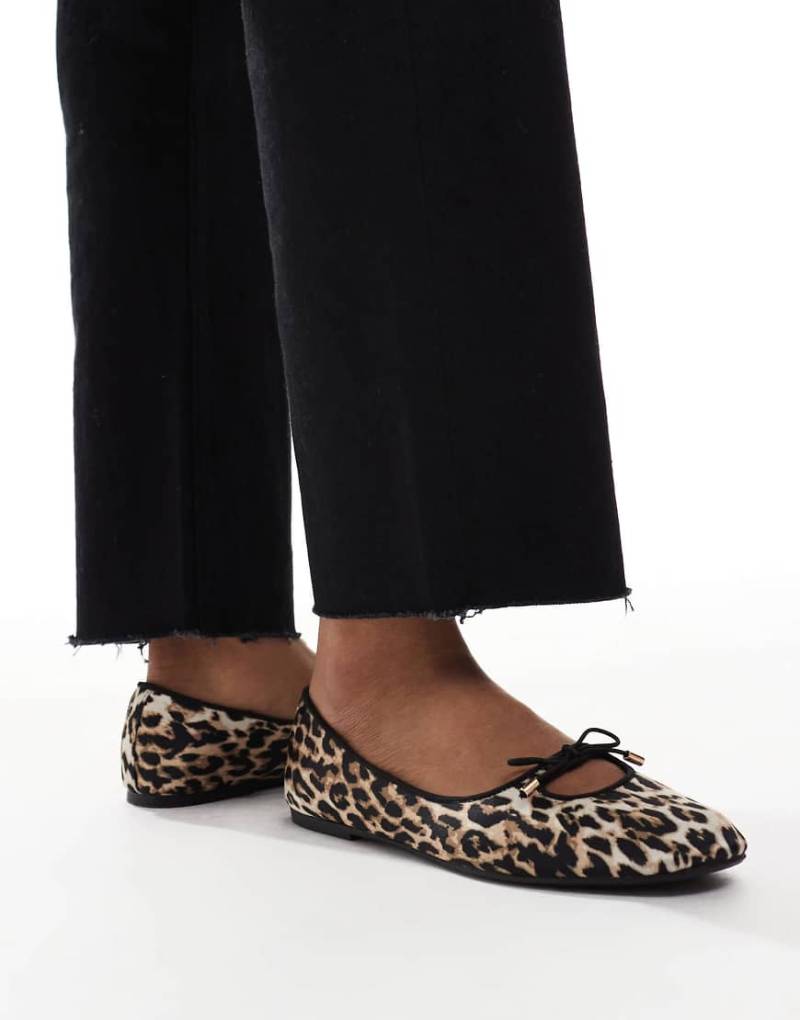 New Look - Ballerinas aus Satin mit Zierausschnitt und Leopardenmuster-Neutral von New Look