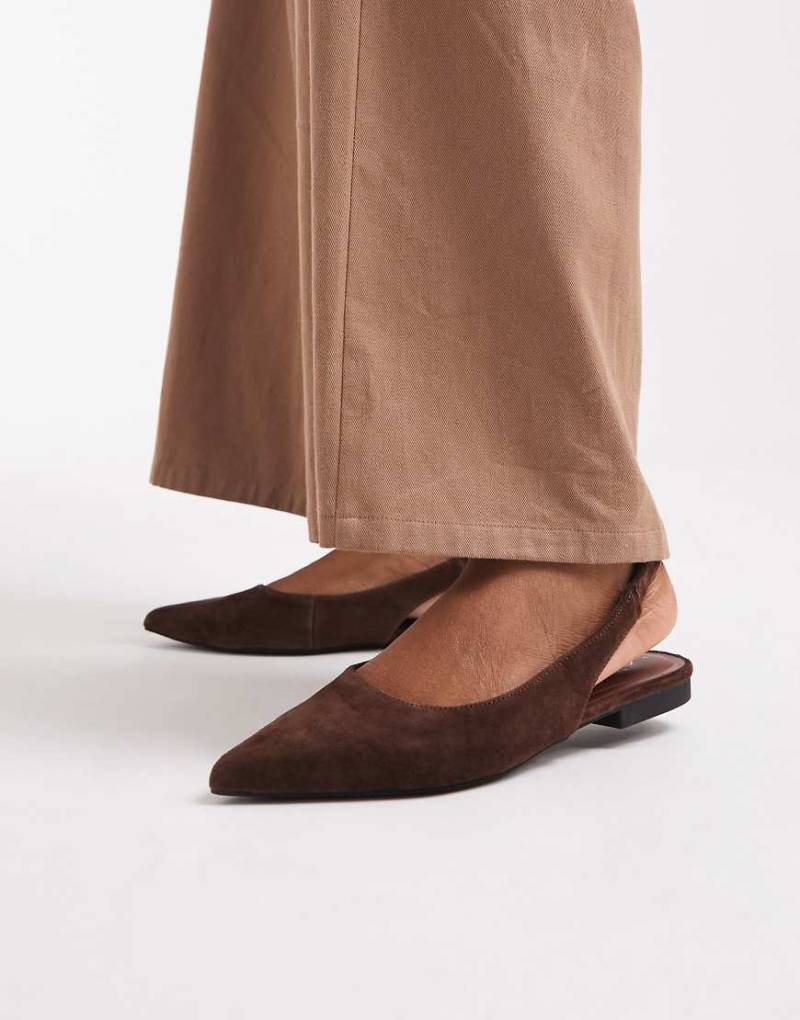 New Look - Ballerinas aus Wildlederimitat in Braun mit Fersenriemchen-Brown von New Look
