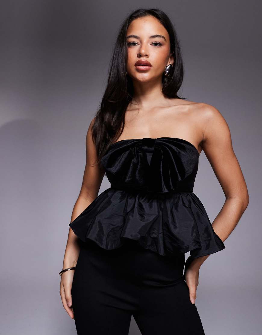 New Look - Bardot-Top in gebrochenem Schwarz mit Samtschleife von New Look