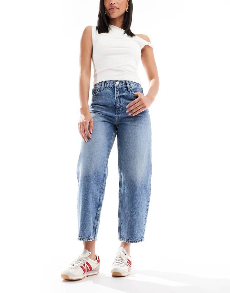 New Look - Barrel-Jeans in Mittelblau von New Look