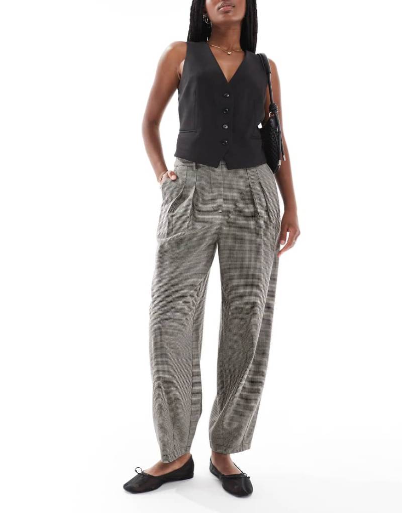 New Look - Barrel-Leg-Hose in schwarz kariert-Braun von New Look