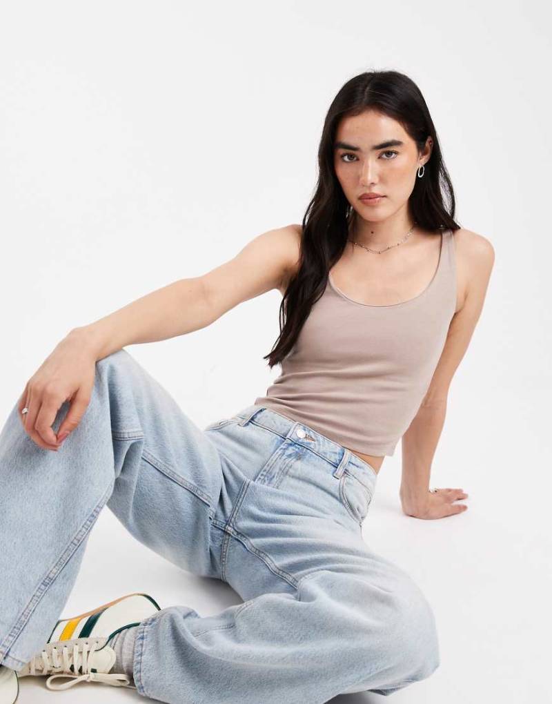 New Look - Basic-Trägertop in Braun mit Cropped-Länge und U-Ausschnitt-Brown von New Look
