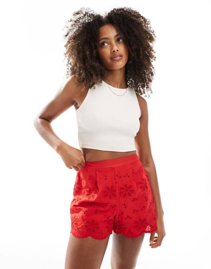 New Look - Shorts mit floralem Lochmuster in Rot von New Look